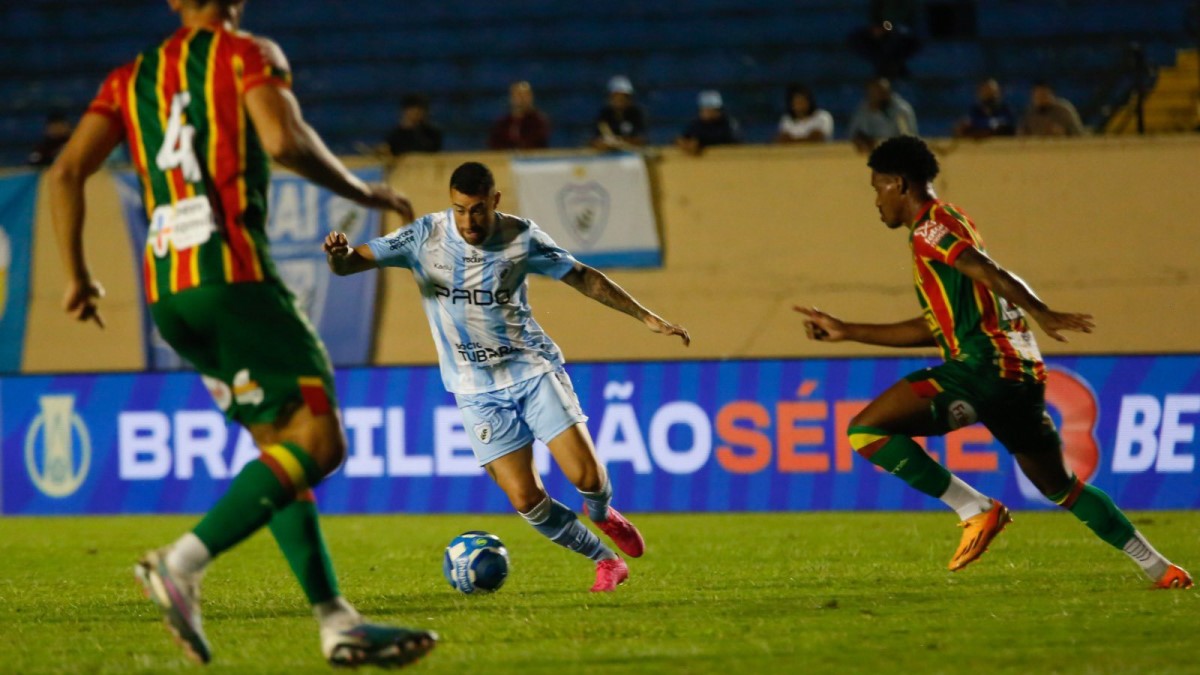 Paulinho Moccelin, do Londrina, contra o Sampaio Corrêa