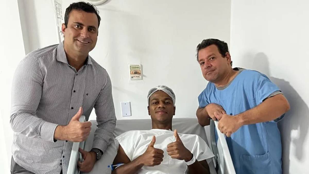 Felipe Vieira, do Vitória, passa por cirurgia no joelho e prazo de recuperação é de 8 meses