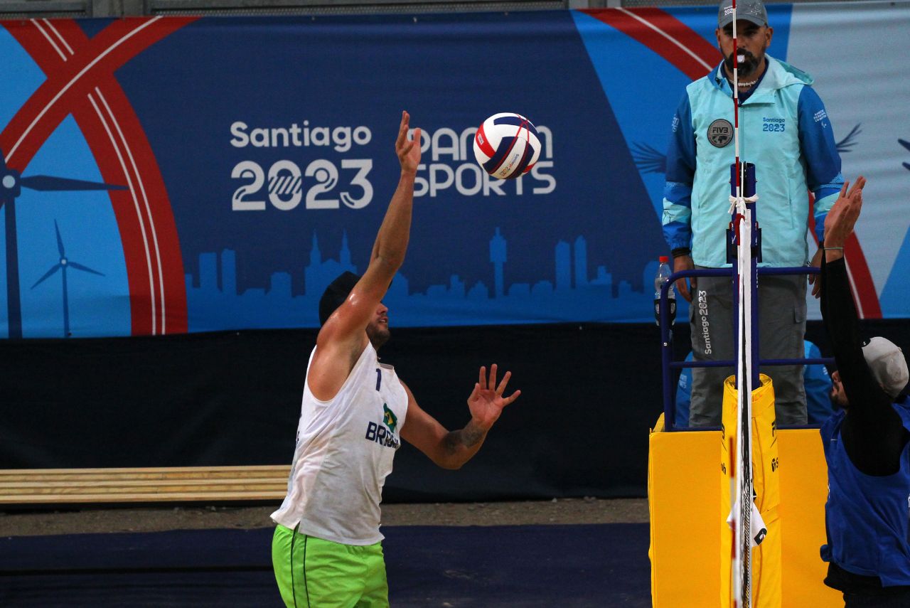 George Wanderley em jogo de vôlei de praia no Pan-Americano Santiago 2023