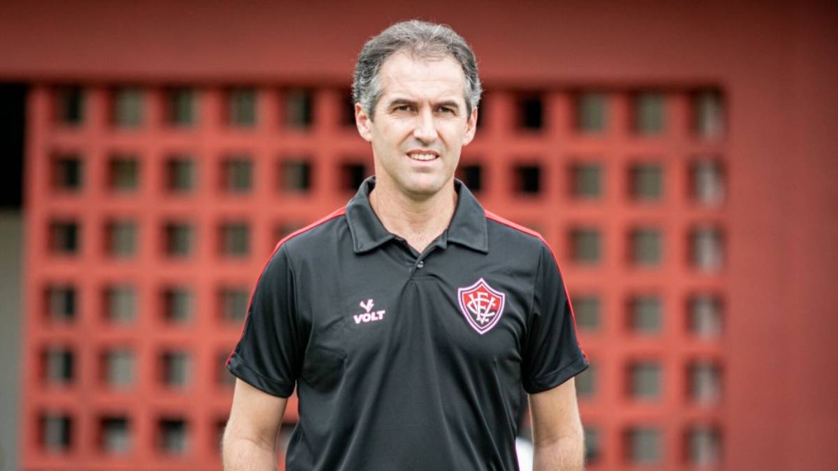 “A gente está preparado para esses grandes confrontos”, diz Léo Condé sobre duelo decisivo entre Vitória e Guarani