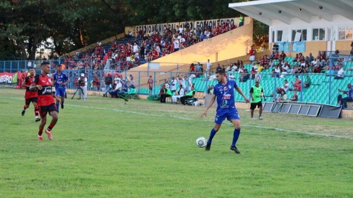 Piauiense Série B: Picos vence e se aproxima do acesso; Flamengo e Oeirense empatam em confronto direto 1 Lance do jogo entre Flamengo-PI e Oeirense na Série B do Campeonato Piauiense