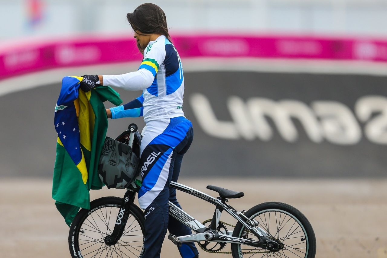 Ciclista baiana Paola Reis com bandeira do Brasil no Pan-Americano Lima 2019