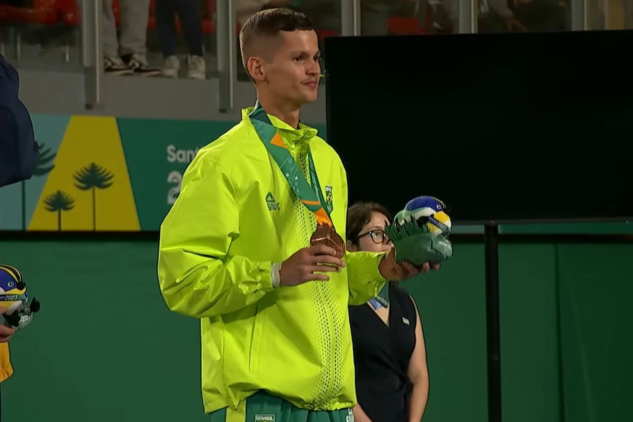 Potiguar, Paulo Ricardo Melo, do taekwondo, com medalha de bronze no pódio do Pan-Americano Santiago 2023