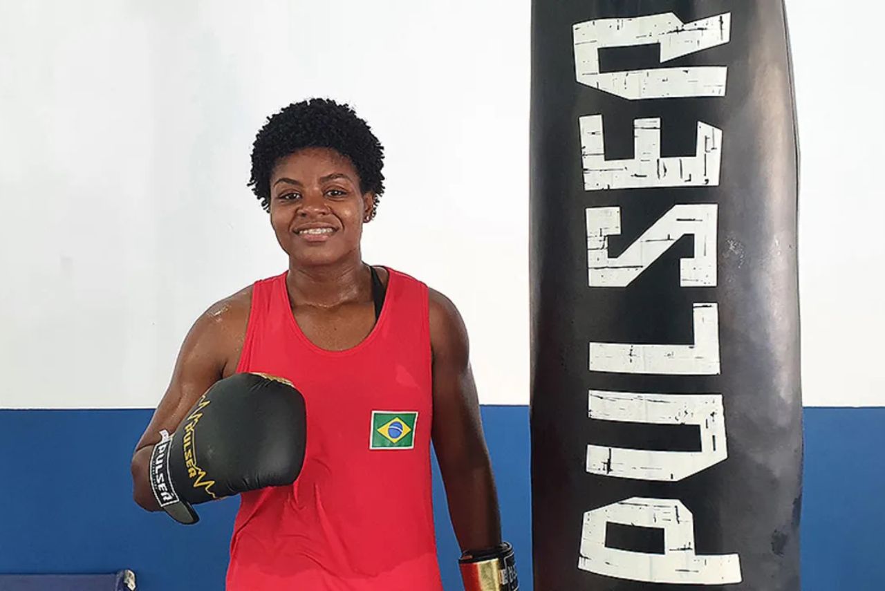 Pugilista baiana Tati Chagas ao lado de saco de areia em treino de boxe