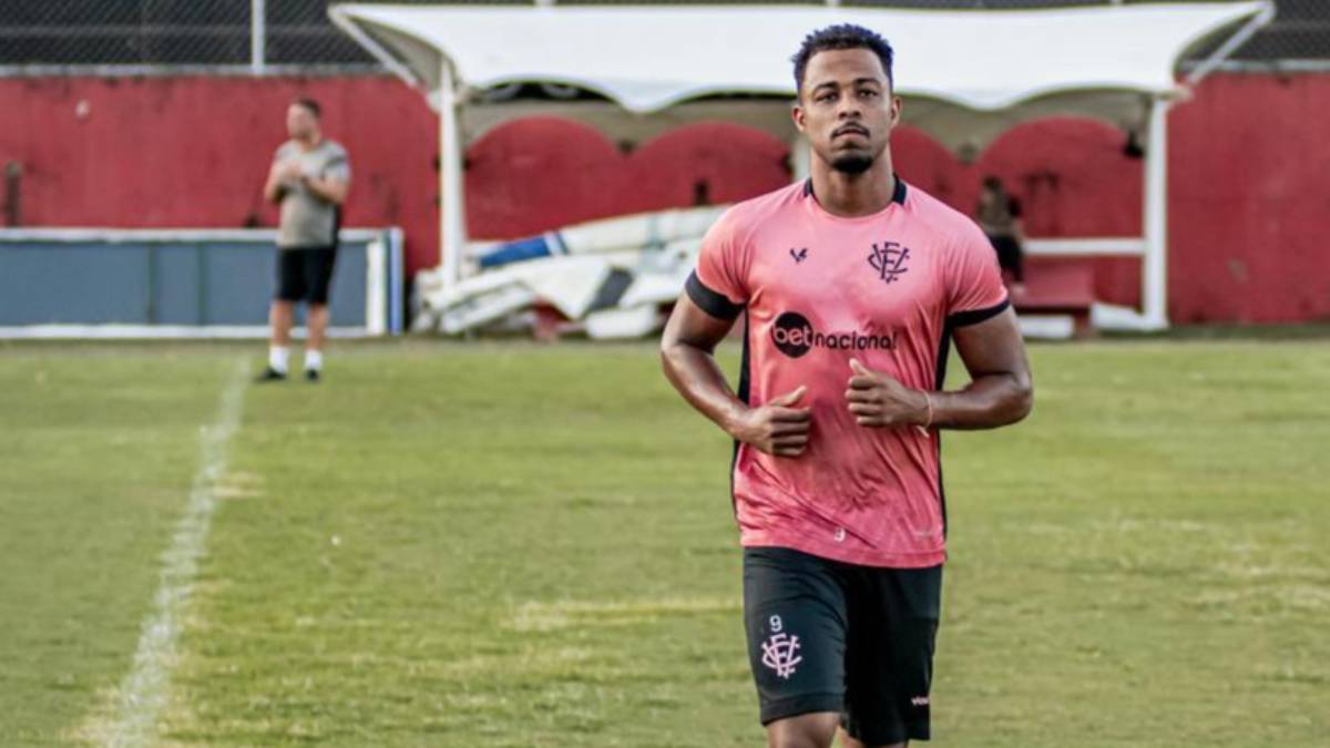 Matheus Trindade fica à disposição no Vitória para duelo contra o Sampaio Corrêa, pela Série B; Zeca inicia transição