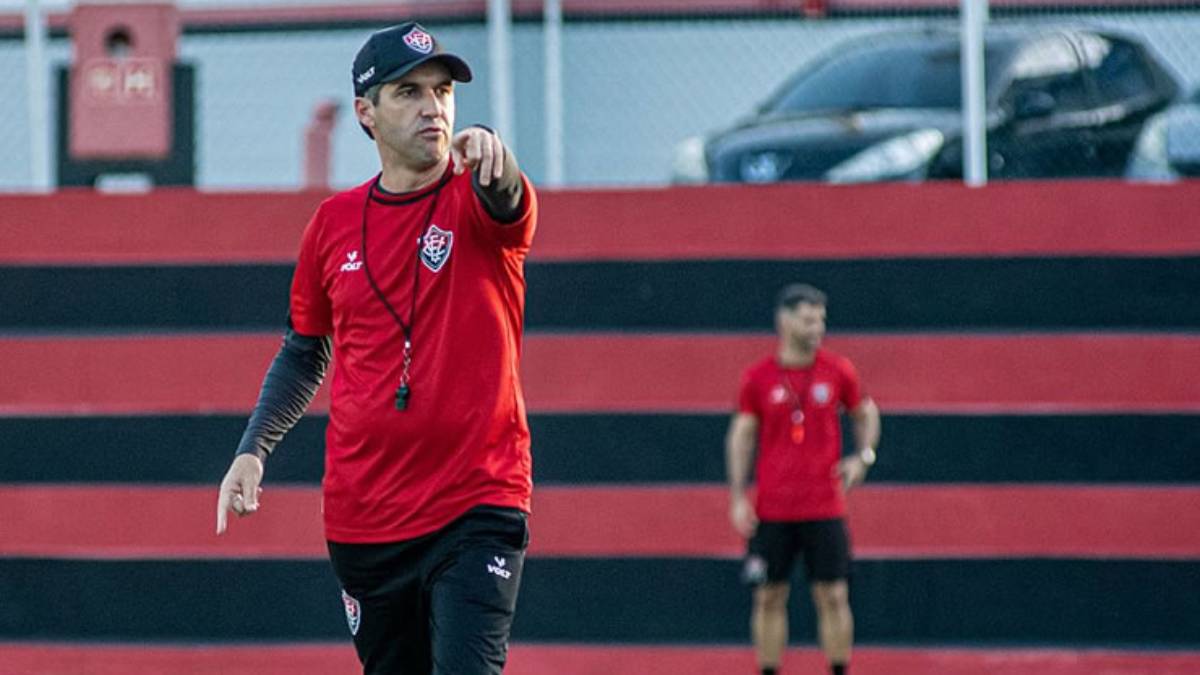 Técnico Léo Condé completa um ano no comando do Vitória; confira números