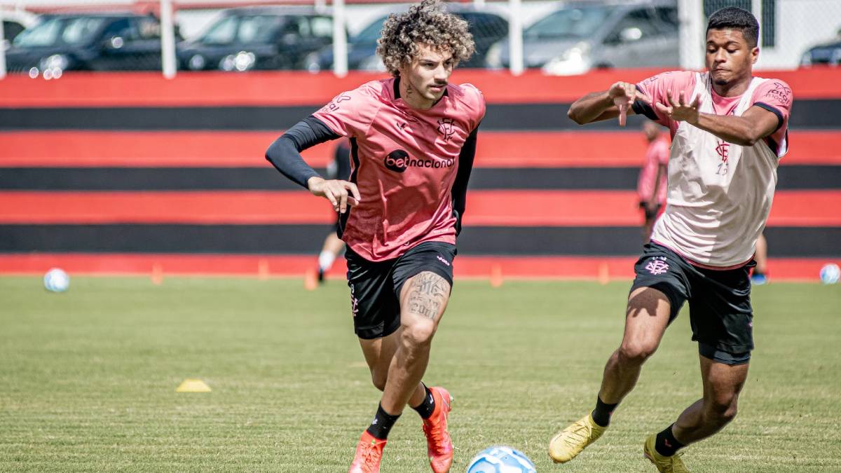 Yan Souto retorna aos treinamentos no Vitória após suspeita de hérnia abdominal