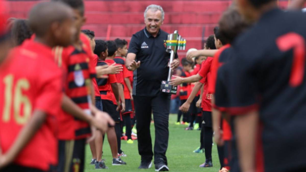 Ex-Sport e aposentado do futebol, Nelsinho Baptista e relembra título da Copa do Brasil de 2008: “Até hoje me arrepia”