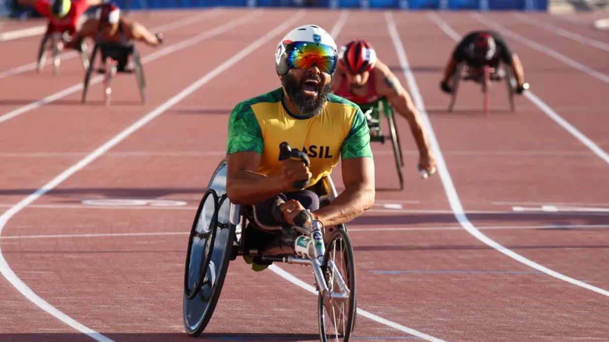 Ariosvaldo Fernandes, o Parré, do atletismo, comemora após prova dos Jogos Parapan-Americanos Santiago 2023