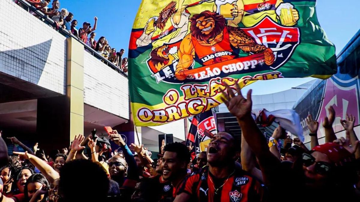 Torcida do Vitória prepara “Aeronego” para apoiar elenco no embarque para o duelo contra o Athletico-PR