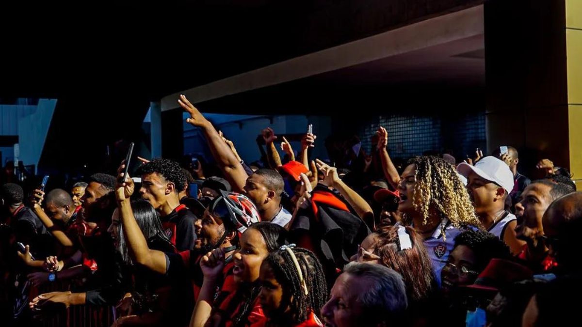 Após acesso, time do Vitória é recebido por torcida no Aeroporto de Salvador