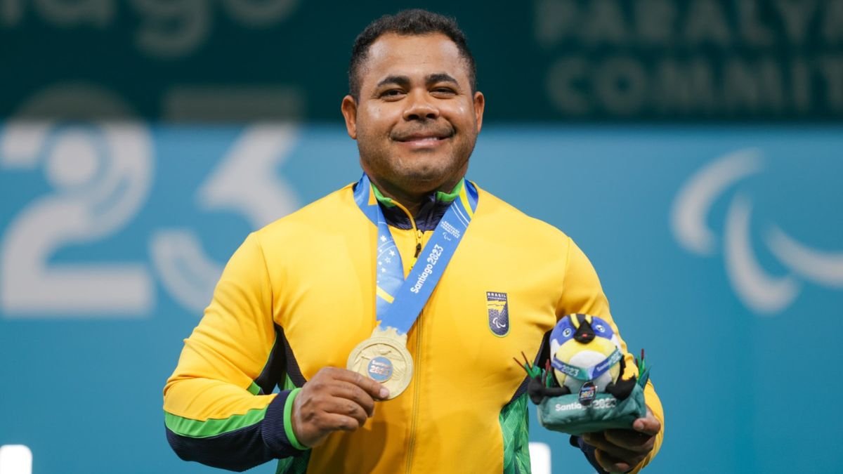 Evânio da Silva, do halterofilismo, com medalha após prova dos Jogos Parapan-Americanos Santiago 2023