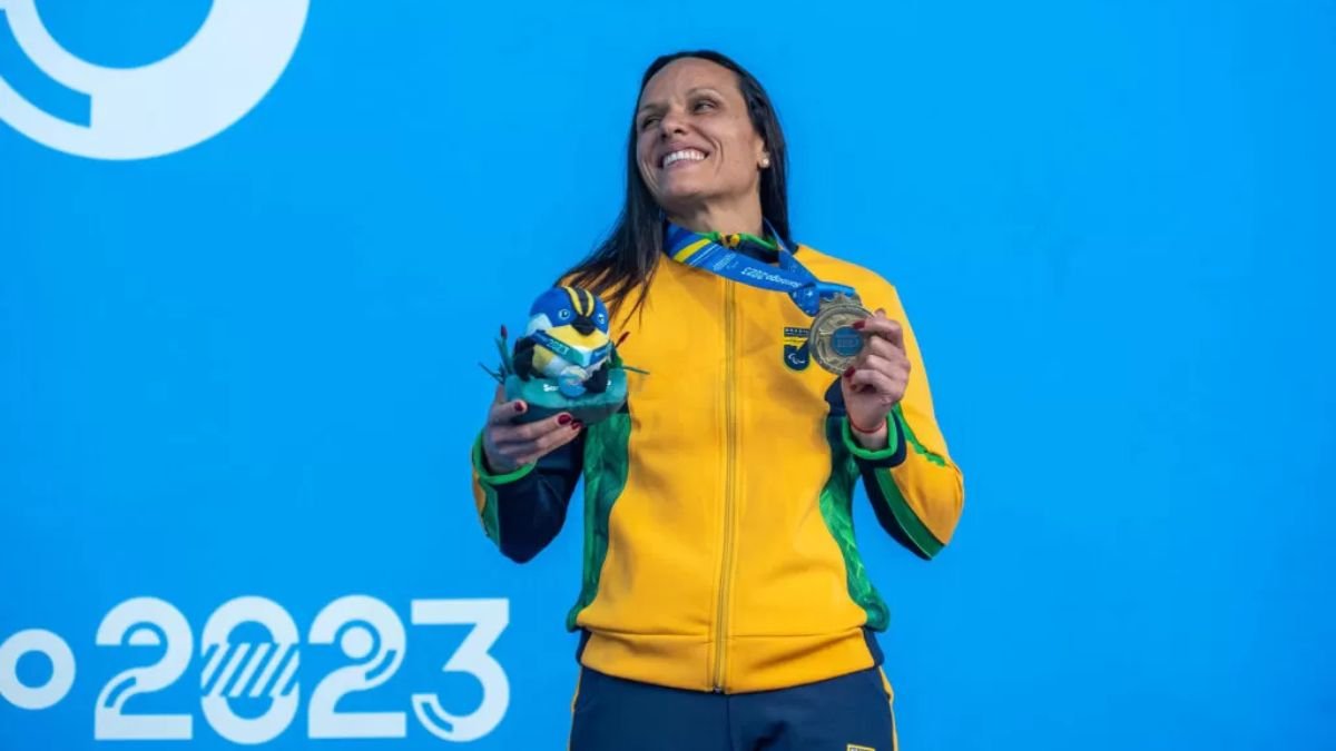 Carol Santiago com medalha após prova da natação no Parapan-Americano Santiago 2023
