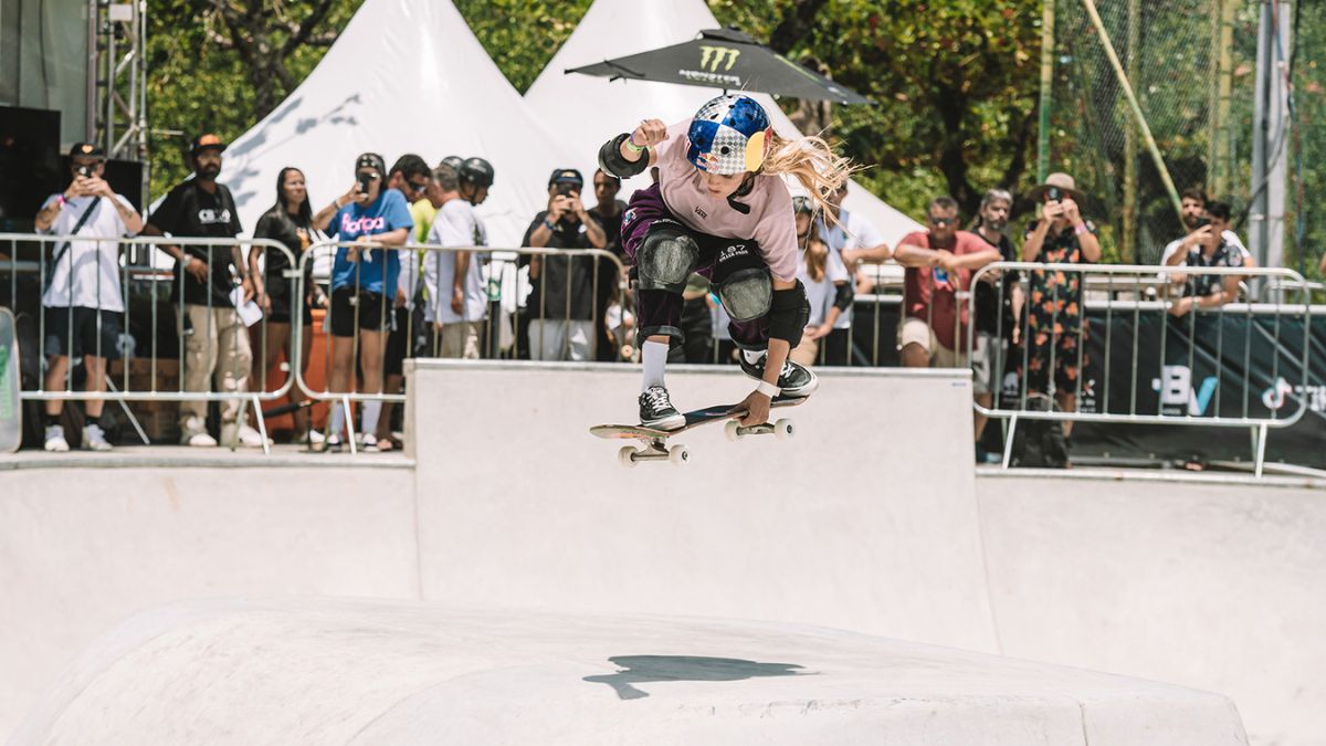 Skatista Yndiara Asp em prova de skate do STU Recife 2022