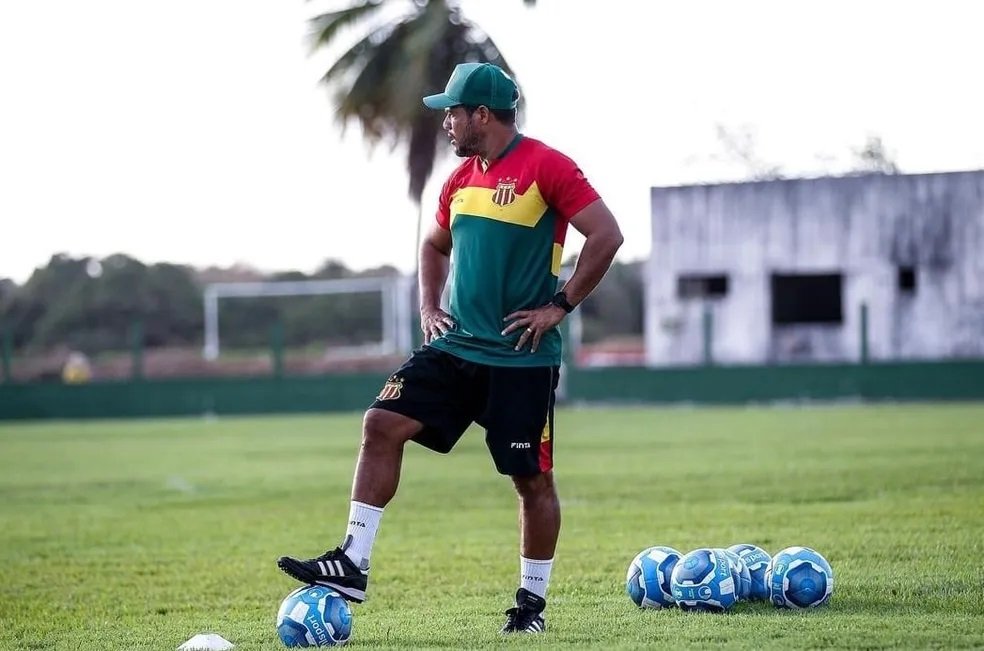 Dejair Ferreira é o técnico do Sampaio Corrêa. Foto: Ronald Felipe/SCFC