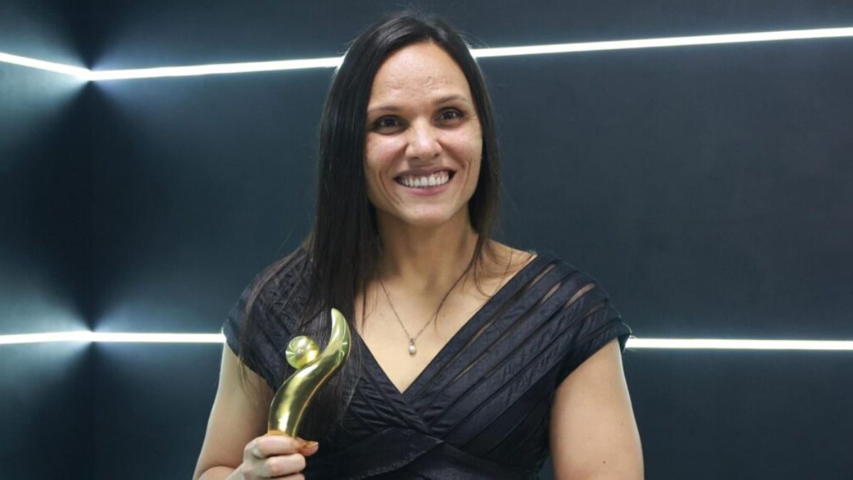 Nordestinos são reconhecidos no Prêmio Paralímpicos e CPB comemora resultados da região e capilarização do paradesporto 2 Maria Carolina Santiago com troféu do Prêmio Paralímpicos 2023