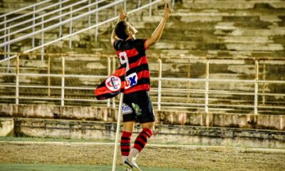 Atacante Lucas Reis comemora gol do Campinense em amistoso contra o Globo no Amigão