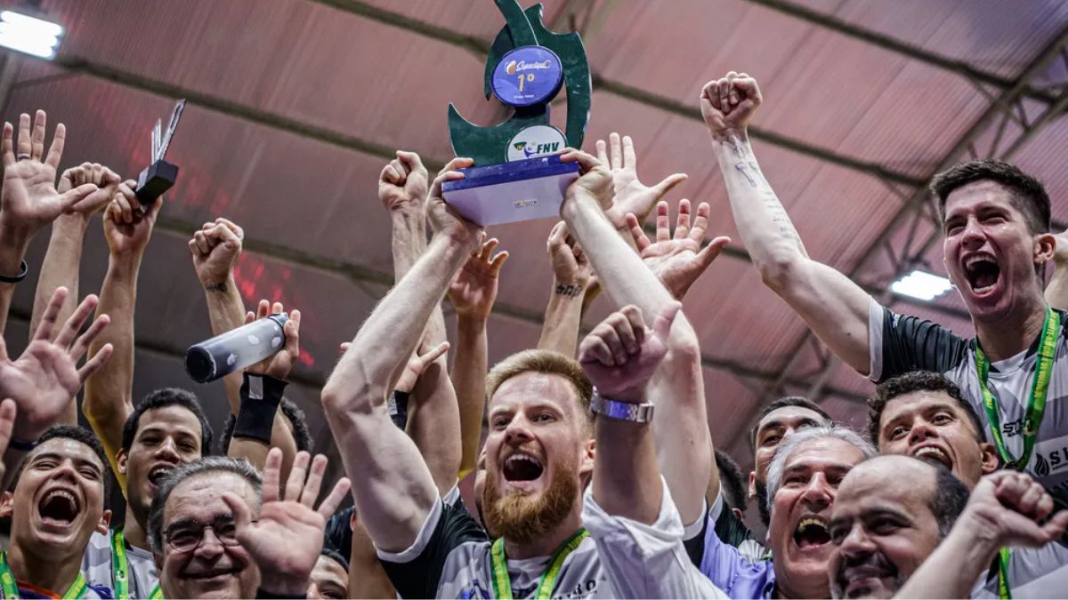 Vôlei: Com América-RN e Rede Cuca-CE na briga pelo acesso, Superliga B tem calendário definido 1 Equipe do Vôlei Natal/Shiro comemora acesso à Superliga B com a taça da Superliga C