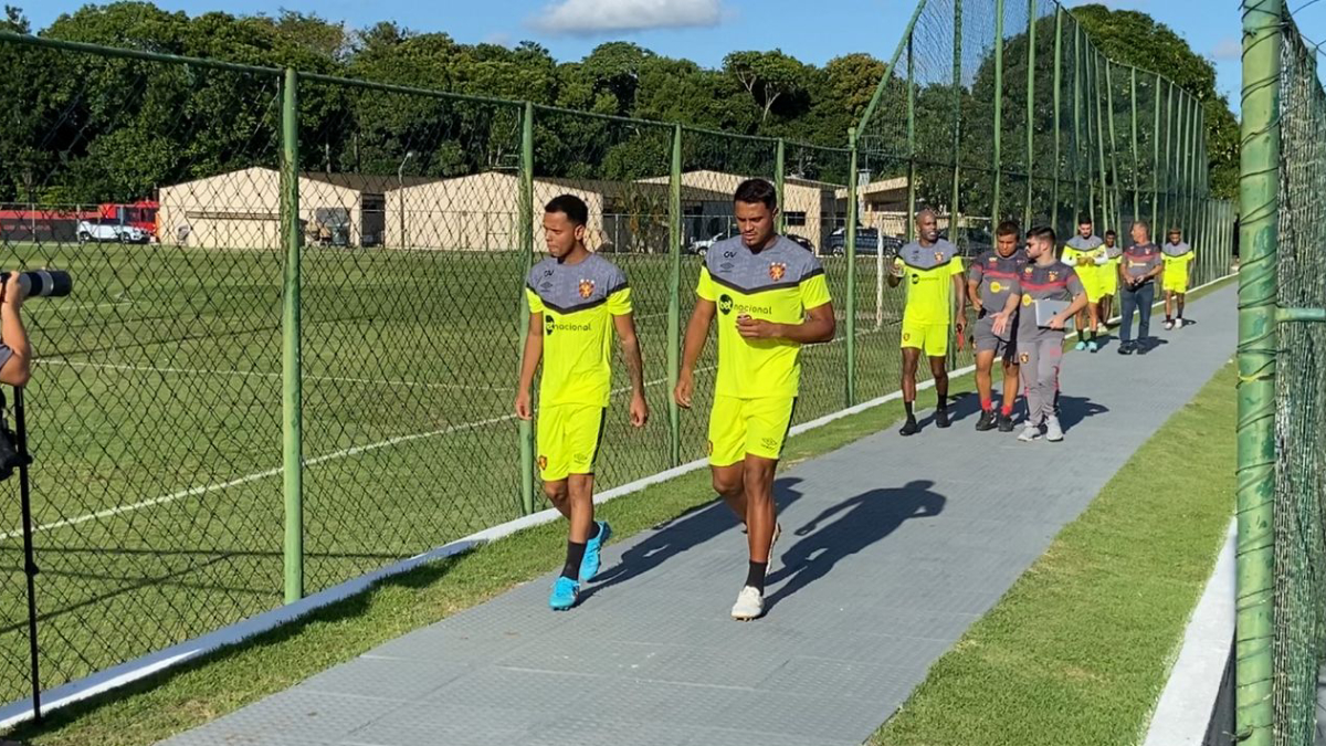 Com presença do lateral-esquerdo Riquelme, ainda não anunciado, Sport realiza movimentação no CT