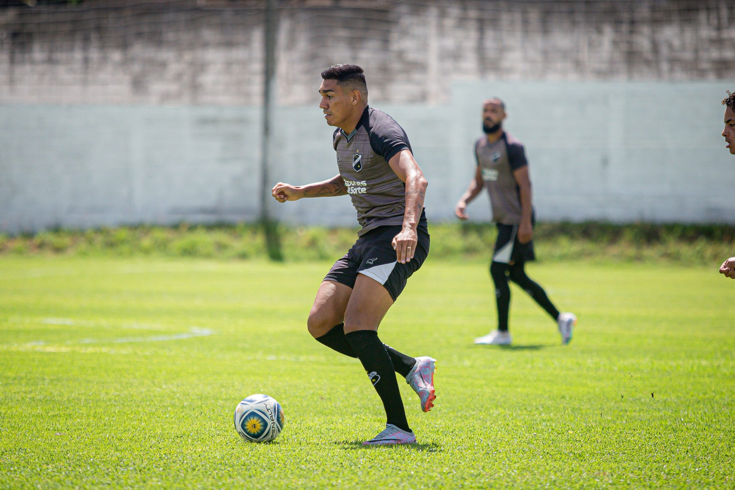 ABC anuncia saídas do volante Walfrido e do zagueiro Paulo César