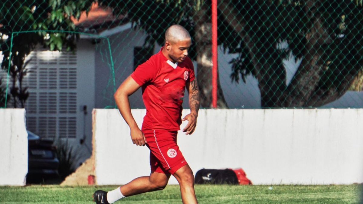 América-RN promove trio de atletas do Sub-20 ao elenco principal