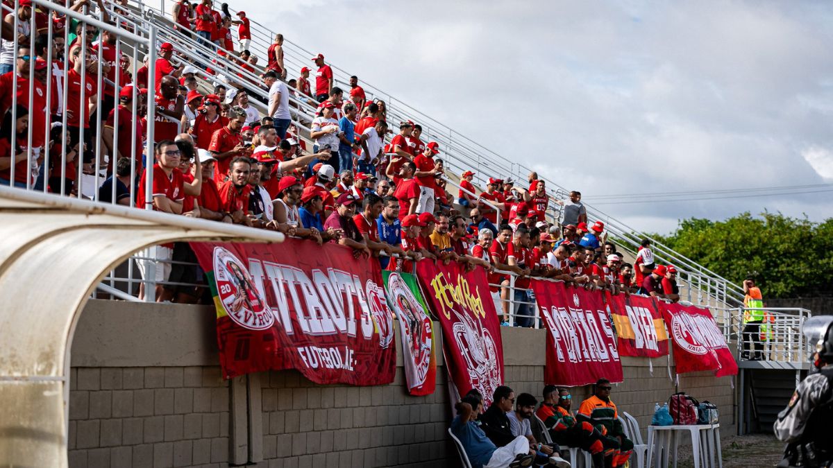 Torcida do América-RN na arquibancada da Arena América