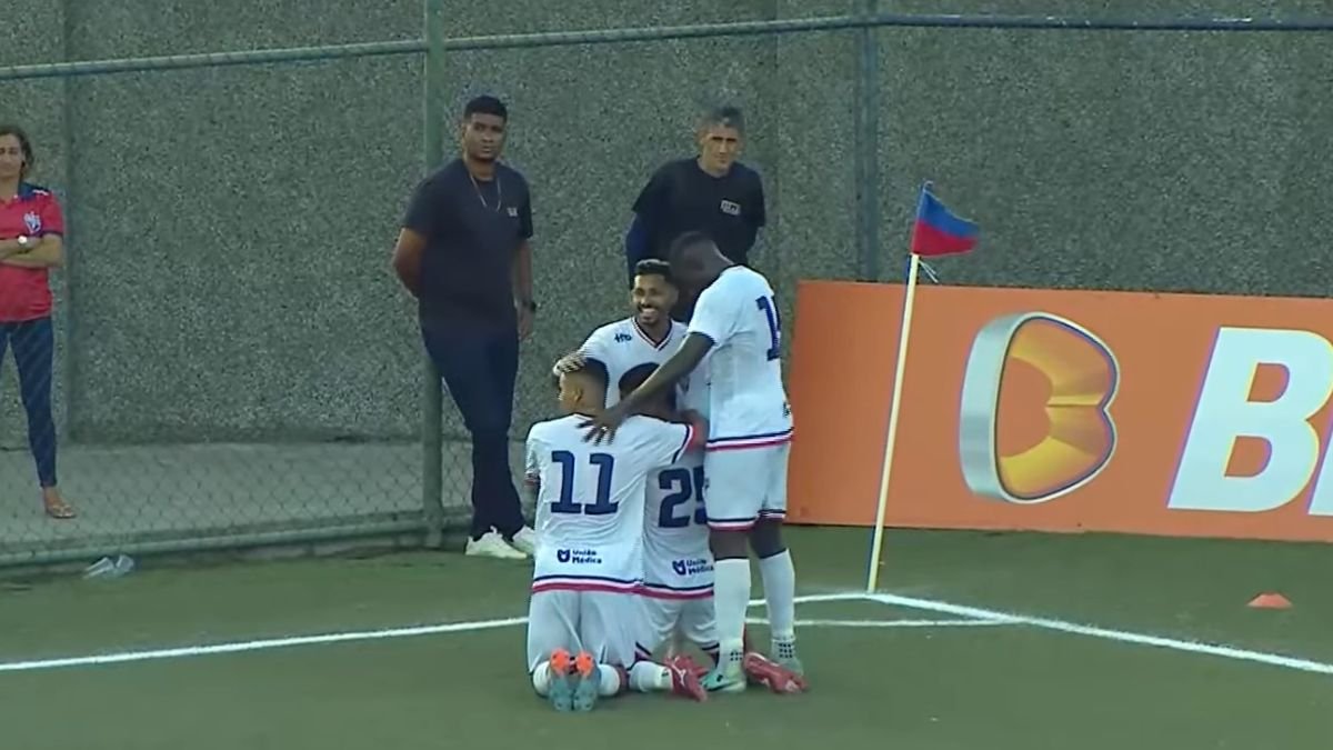 Jogadores do Bahia de Feira comemoram gol contra o Jacobina no Baianão 2024