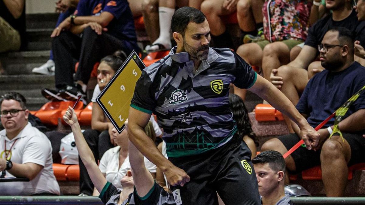 Superliga B: Vôlei Natal estreia buscando se firmar e valorizando atletas da casa 1 Treinador Cadu Pessoa comemora em jogo do Vôlei Natal na Superliga C 2023