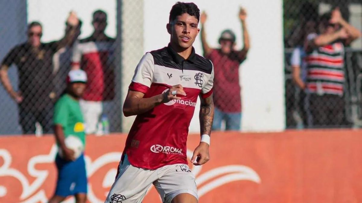 Felipe Cardoso, ex-meia do Santa Cruz, foi contratado pelo Vitória