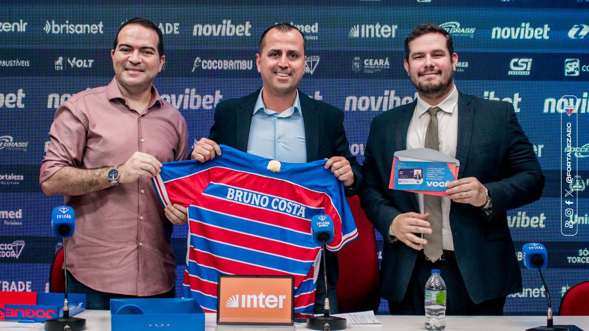 Apresentado, Bruno Costa projeta formar melhor elenco do Fortaleza dos últimos anos: "O sarrafo está aumentando" 1 Bruno Costa é apresentado ao lado do CEO Marcelo Paz (dir.) e do presidente do Fortaleza, Alex Santiago (esq.)