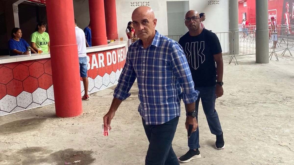 Técnico Itamar Schülle, do Santa Cruz, marca presença nos Aflitos para acompanhar jogo do Náutico contra o Flamengo de Arcoverde