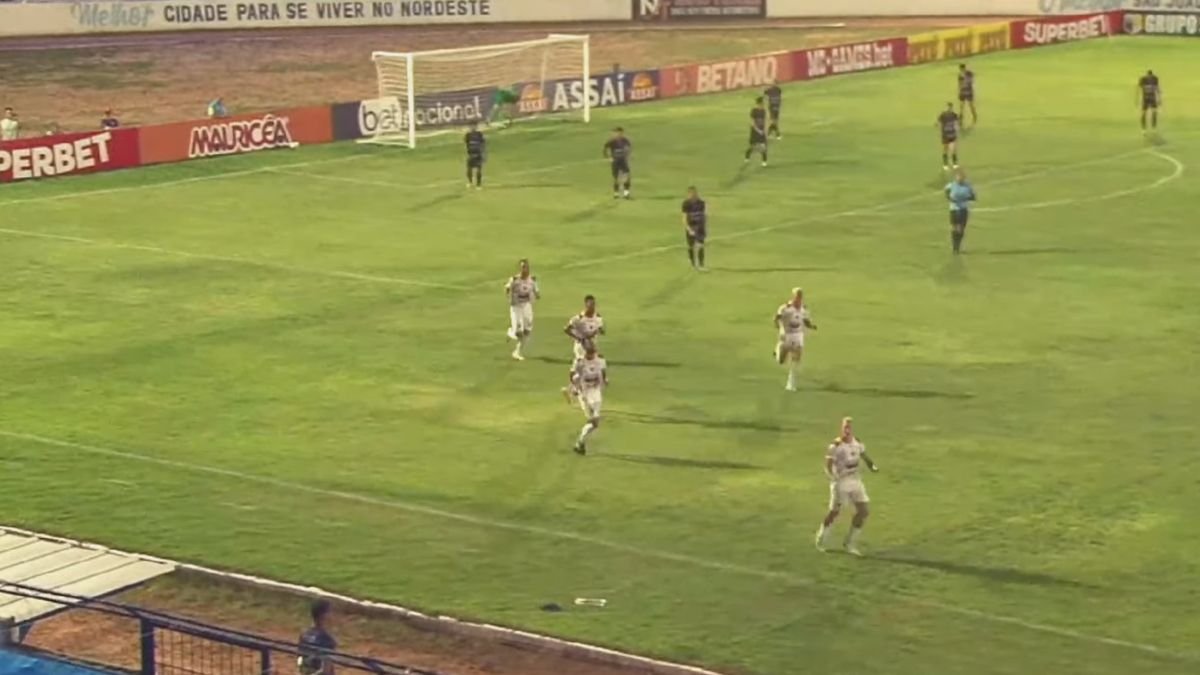Emerson Galego comemora gol do Petrolina contra o Flamengo de Arcoverde pelo Pernambucano 2024
