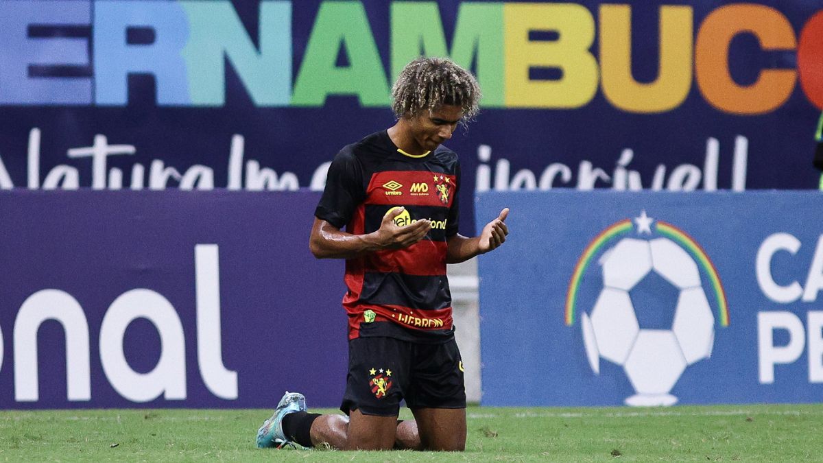 Pedro Lima, do Sport, é observado por olheiro do Grupo City em final do Pernambucano; saiba detalhes 1 Pedro Lima, em sua estreia pelo profissional do Sport contra o Afogados pelo Pernambucano 2024 na Arena de Pernambuco