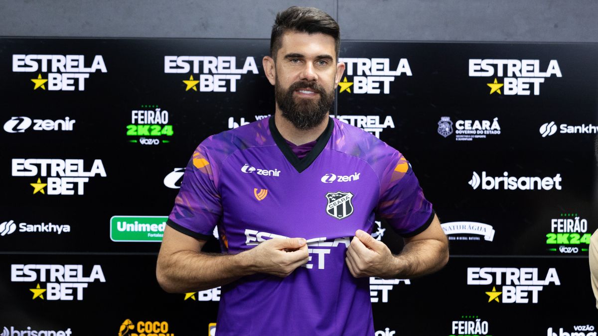 Regularizado, Fernando Miguel explica escolha pelo Ceará: "Crescer junto ao clube" 2 Goleiro Fernando Miguel em apresentação no Ceará