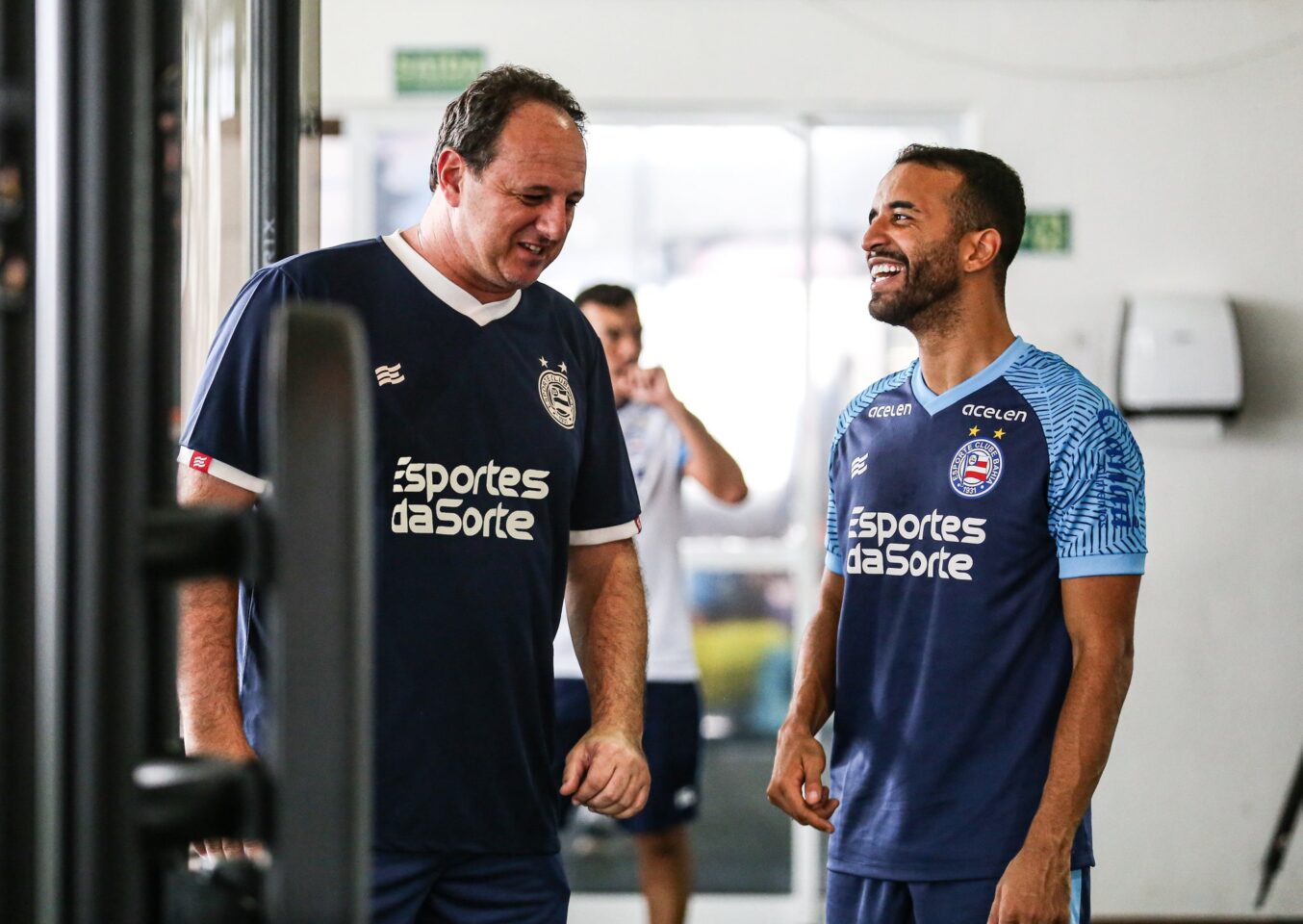 Ceni volta a citar carências no elenco do Bahia e avalia ida ao mercado: "Já se gastou muito dinheiro" 2 Técnico do Bahia, Rogério Ceni, conversa com Caio Alexandre durante treinamento