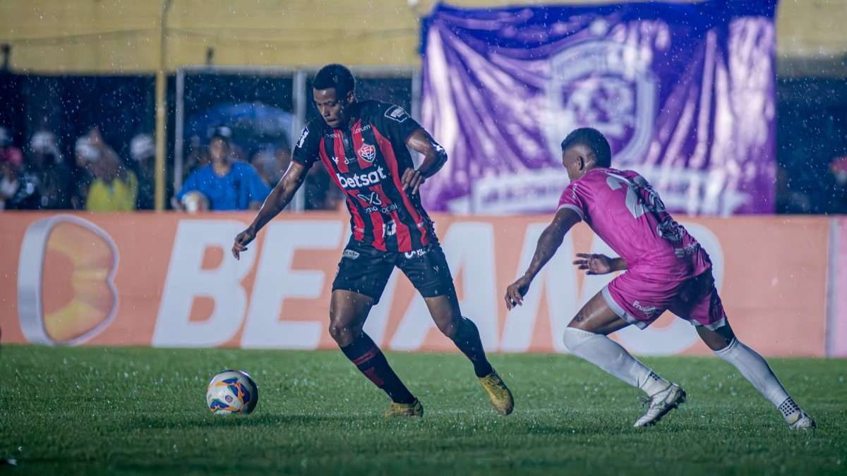 Em duelo intenso, Vitória perde do Barcelona de Ilhéus, que assume liderança do Campeonato Baiano 2 Iury Castilho, atacante do Vitória