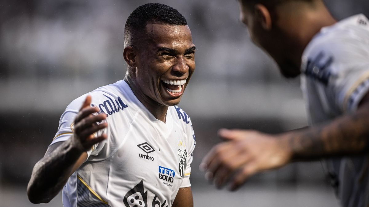 Meia Jean Lucas, reforço do Bahia, em jogo do Santos no Brasileirão 2023