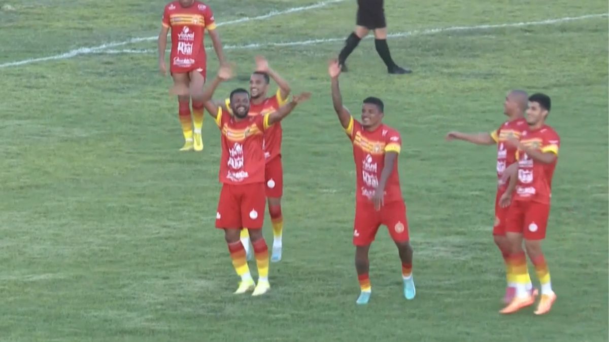 Juazeirense goleia Retrô e avança à fase de grupos da Copa do Nordeste depois de seis anos 2 Lance do jogo Juazeirense x Retrô na Copa do Nordeste 2023