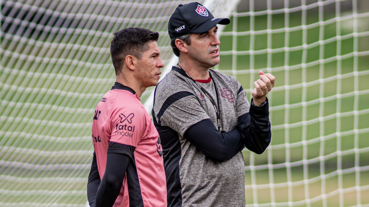 Léo Condé, técnico do Vitória, ao lado do atacante Osvaldo