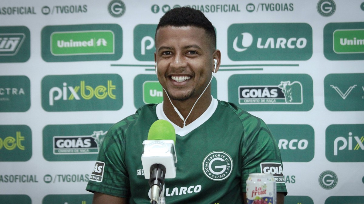 Presidente do Vitória confirma conversas com lateral Maguinho e "camisa 10" engatilhado 1 Presidente do Vitória confirma conversas com lateral Maguinho e "camisa 10" engatilhado