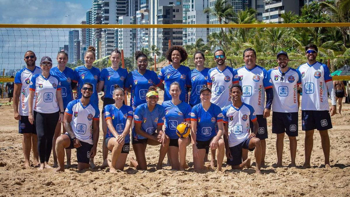 Elenco do Recife Vôlei em treinamento na praia