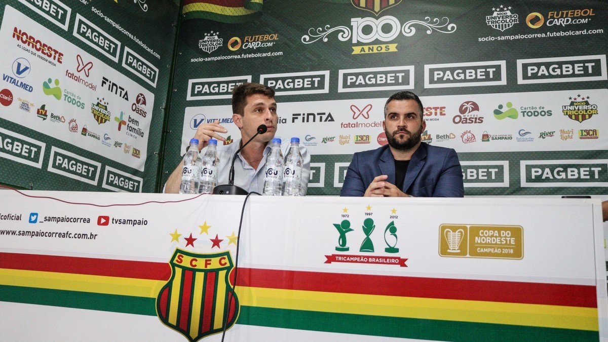 Técnico Thiago Gomes e executivo de futebol Pedro Soriano, do Sampaio Corrêa