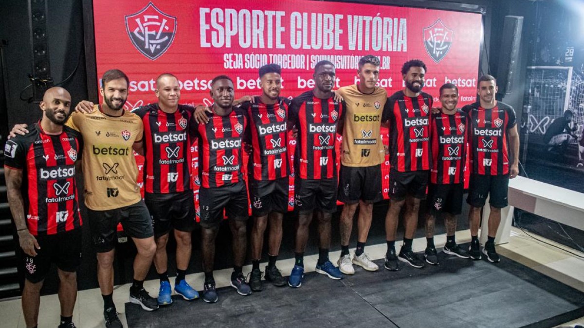 Reforços do Vitória apresentados nesta terça (16). Foram 10 jogadores ao todo