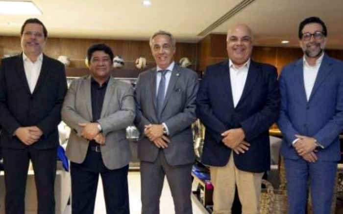 Em dia de polêmicas e queixas sobre isonomia, foto na CBF resume o futebol pernambucano