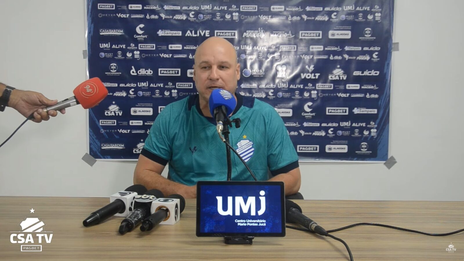 Técnico do CSA admite falta entrosamento após eliminação na Pré-Copa do Nordeste e vai intensificar preparação para o Estadual: "O ano não acabou" 1 Rogério Corrêa é técnico do CSA. Foto: Reprodução/Youtube