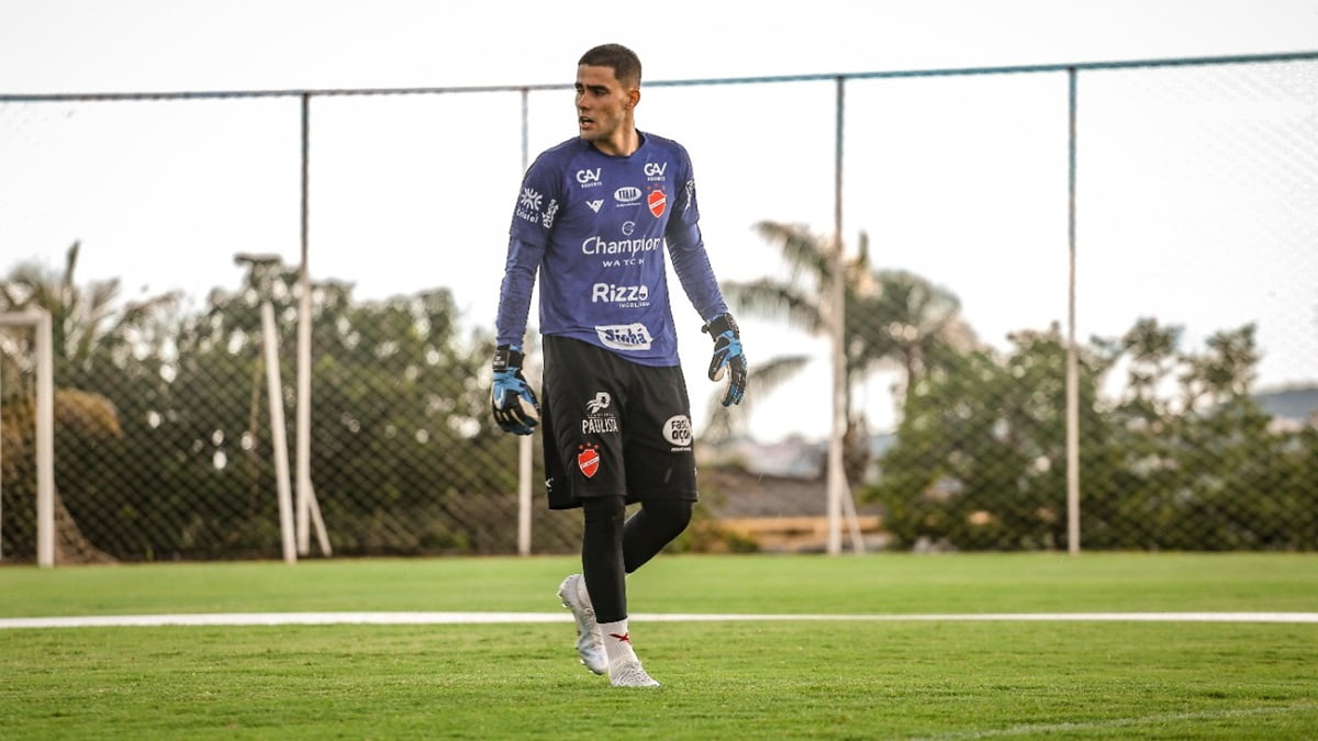 Goleiro Dênis Júnior, emprestado pelo Bahia ao Vila Nova, sofre convulsão, mas passa bem