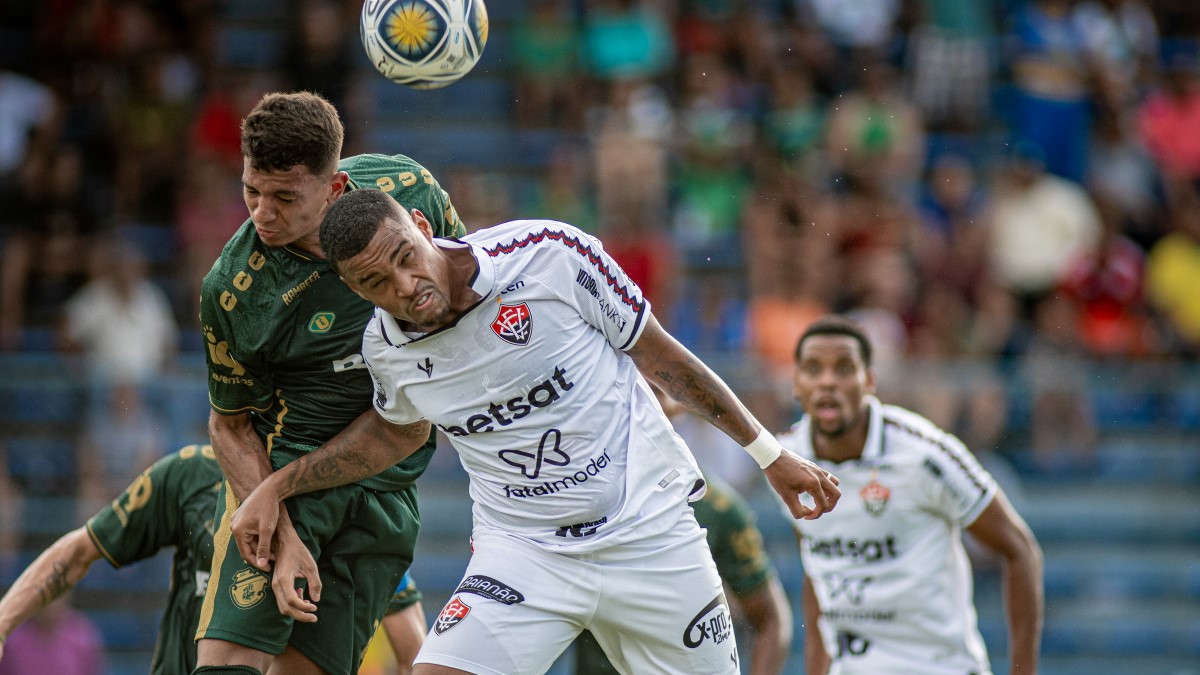 Alerrandro, atacante do Vitória em jogo contra o Altos, pela Copa do Nordeste