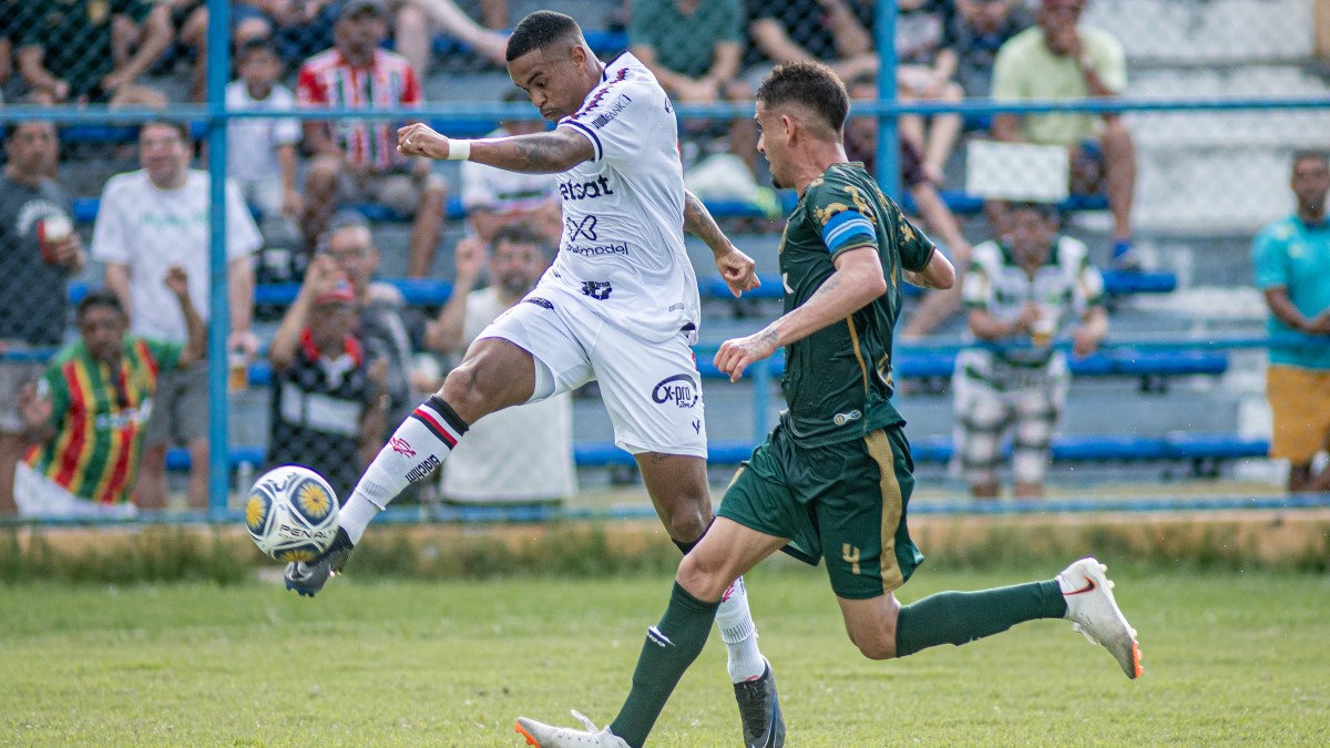 Alerrandro, atacante do Vitória em jogo contra o Altos, pela Copa do Nordeste