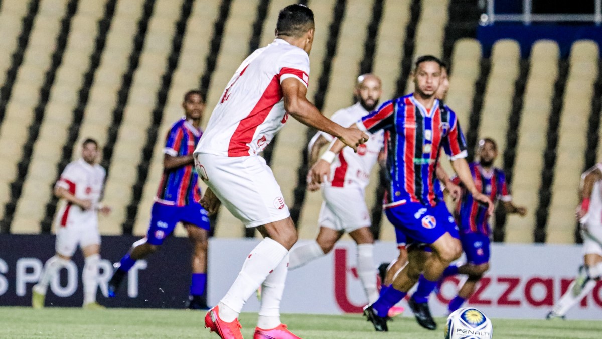 Arnaldo, lateral do Náutico, em jogo contra o Maranhão