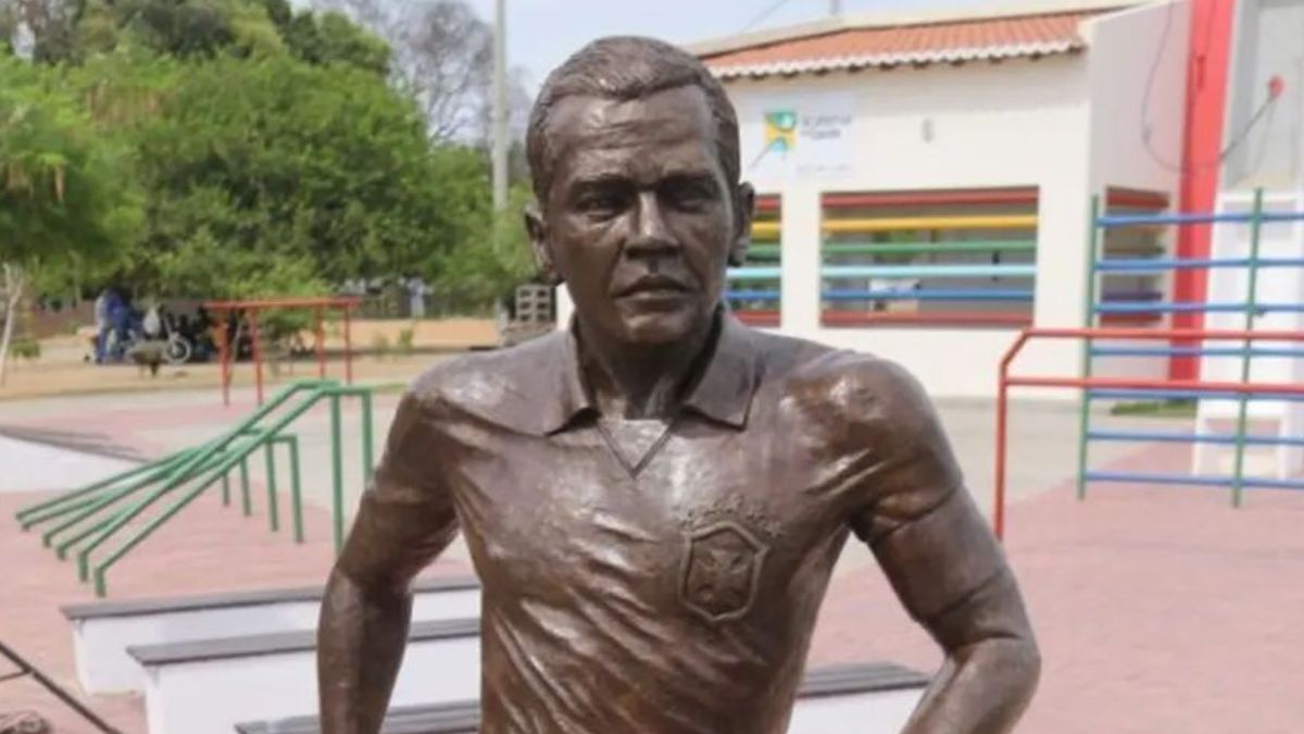 Moradores de Juazeiro fazem campanha por retirada de estátua em homenagem a Daniel Alves; museu retira imagem do atleta